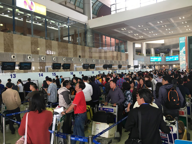 Không nên xách đồ hộ tại sân bay Nội Bài