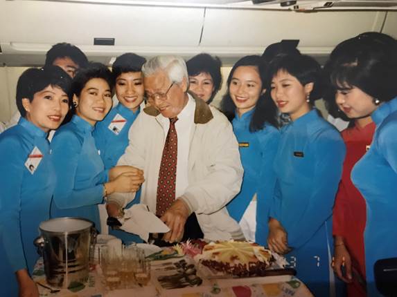 Hình Ảnh Trang phục đầu tiên của Tiếp Viên Vietnam Airlines